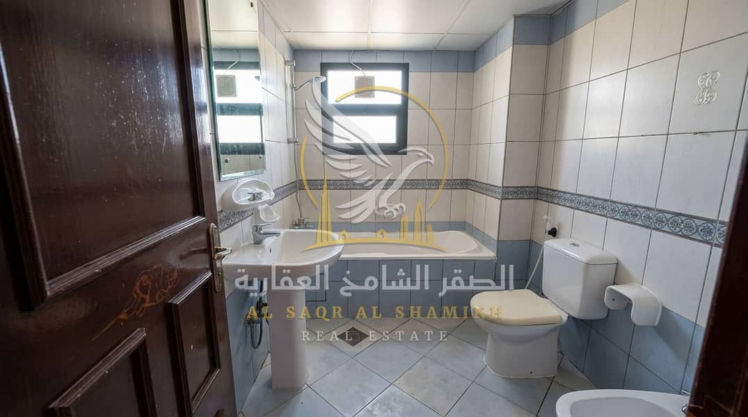 25 اجمل واكبر غرفتين وصاله باطلاله جانبيه بحريه وتراس كبير 24. jpeg