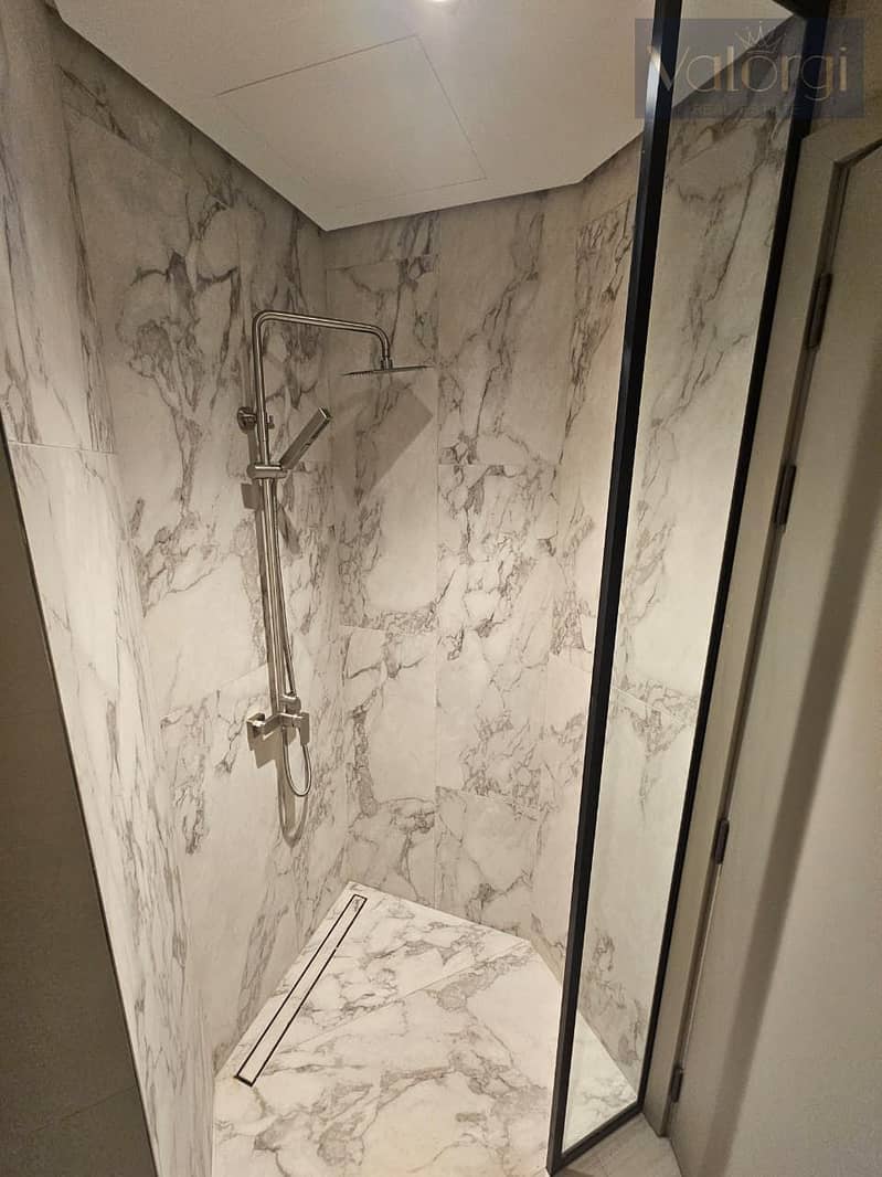 10 b8bb48c7-3745-4db3-a3f8-6c9c61e3e557. jpg