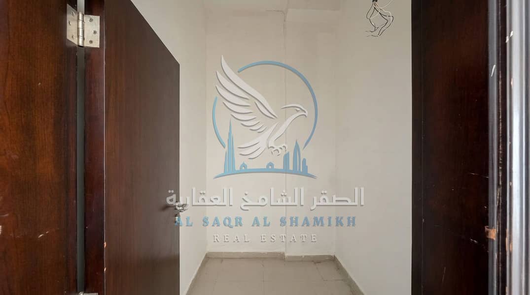 4 محل على شارع حيوي. jpeg