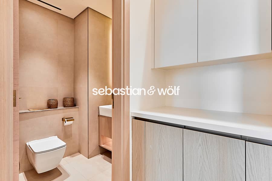 8 Bathroom. jpg