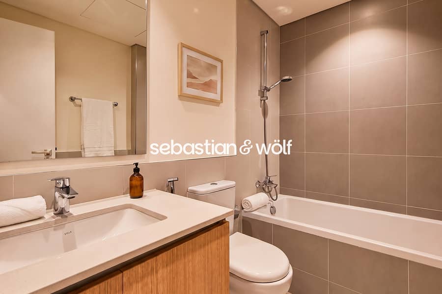 15 11_Bathroom_with_Bathtub. jpg