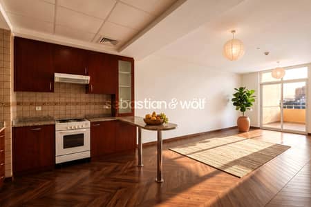 汽车城， 迪拜 1 卧室单位待租 - 1- Kitchen Living area view 1. jpg