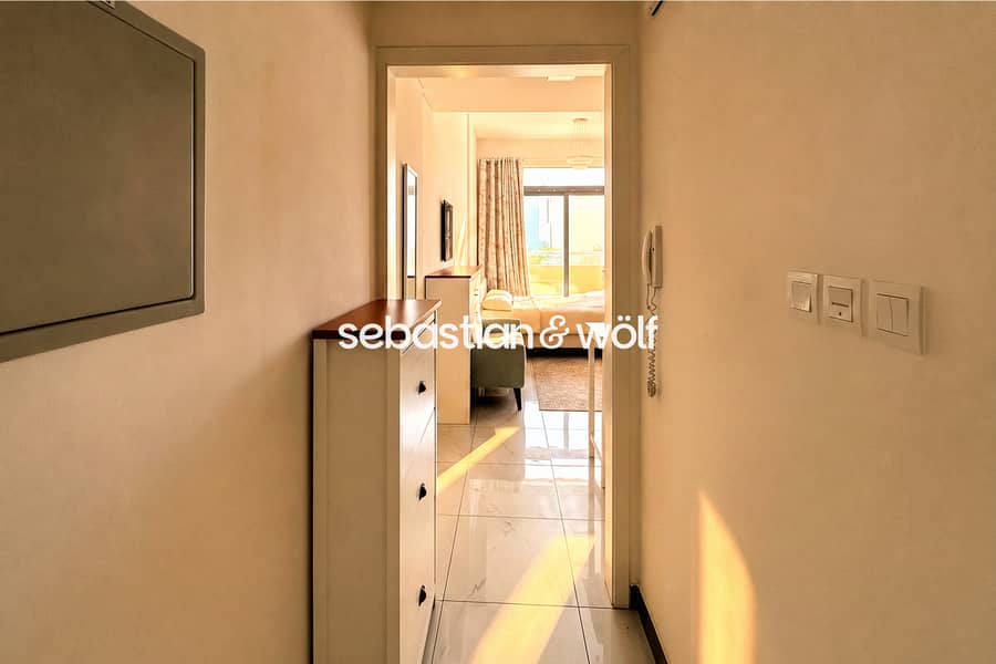 7 07_Clean_Entrance_Hallway 1. jpg