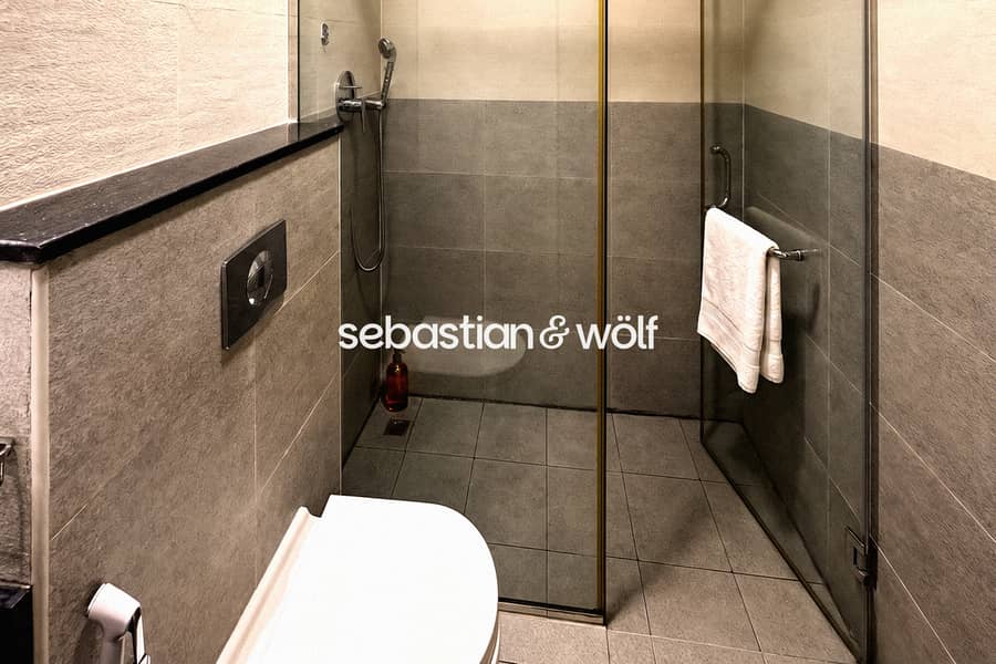 9 09_Clean_Bathroom_Vanity_Entrance. jpg