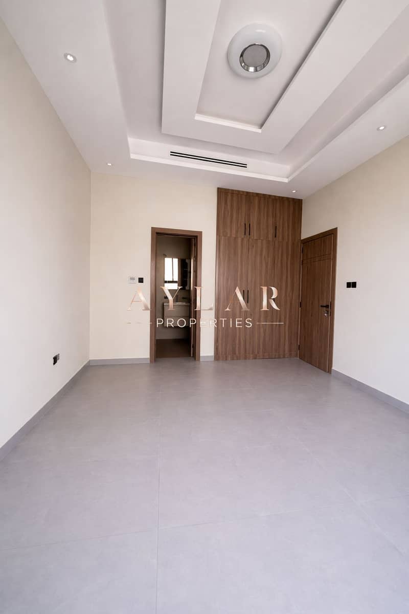 15 Modern serene bedroom with elegant ceiling. png