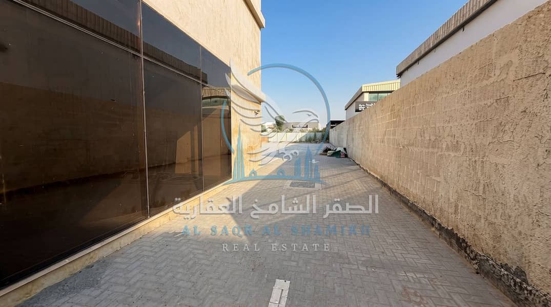 10 الإيجار السنوي 650,000 درهم. jpeg