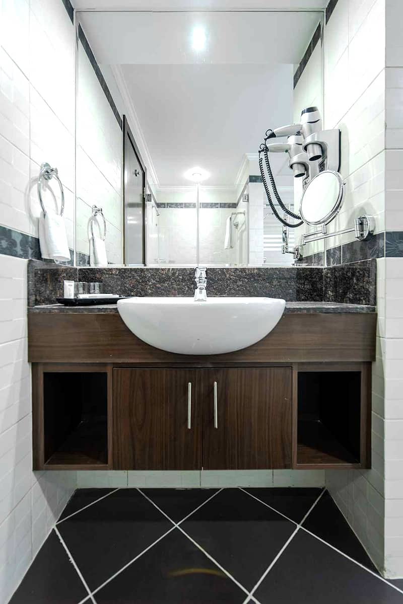 9 bathroom. -2-2. jpg