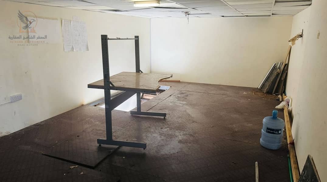 12 13فرصة مميزة للإيجار في عجمان محل في النعيمية اثنين قرب سفير مول وشارع الكلية مع حمام وميزانين مساحة سبعمائة قدم مناسب لمختلف الأنشطة. jpeg
