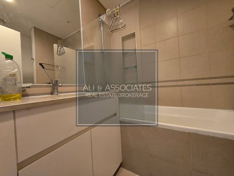 8 Bathroom. jpeg