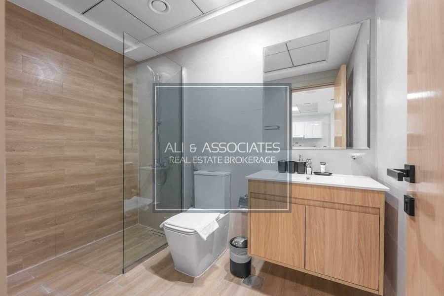 8 Bathroom. jpg
