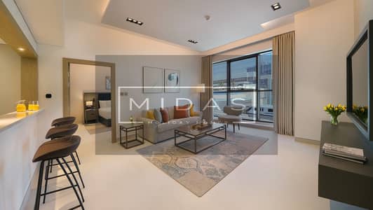 شقة فندقية 1 غرفة نوم للايجار في نخلة جميرا، دبي - CMTP-One-Bedroom-Type-B-Living-room-view-monorail. jpg