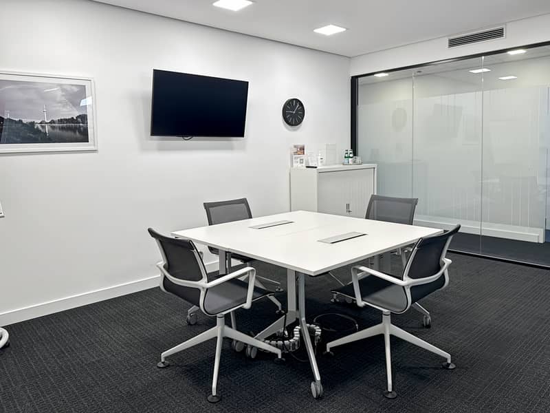 4 Regus_MANNHEIM, Theodor-Heuss-Anlage_Germany_Centre 4685_Meeting Room_LOCATIONHEROIMAGE. jpg