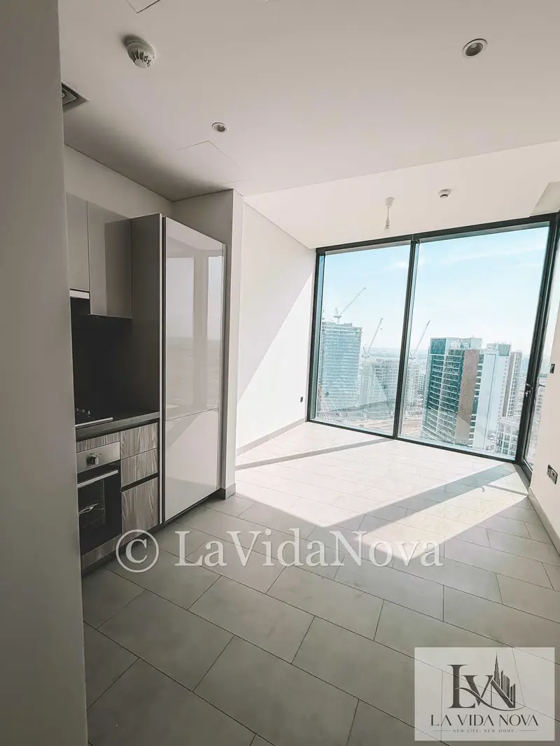 Bright and spacious 1-bedroom for RENT / Waves Hartland/ High floor