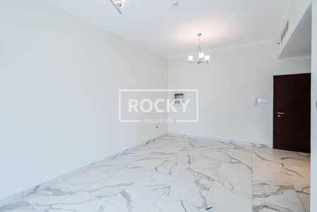 1 Schlafzimmer Wohnung zum Miete in Business Bay, Dubai - ART 18 - living area (1). jpg