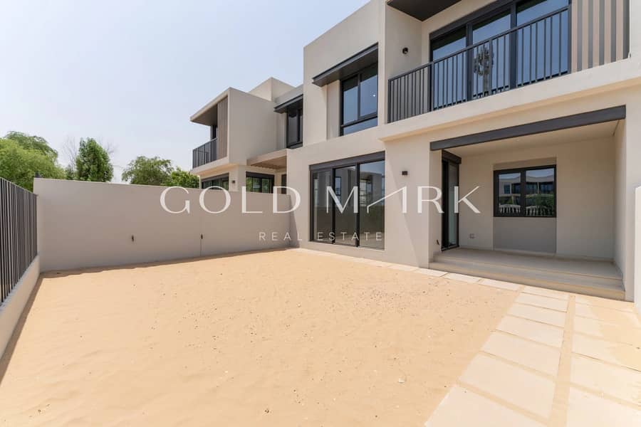 Middle Unit | 4 beds Townhouse | Vacant Middle Unit | 4 beds Townhouse | Vacant