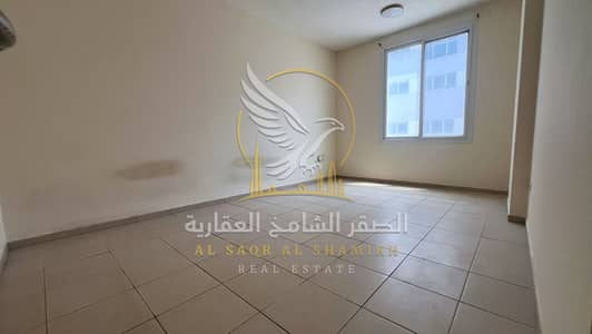 2 Slaapkamers Appartement te Huur in Al Qulayaah, Sharjah - apartment-for-rent-2-bedroom-alqlyaa-alsharqa-living-room-08. jpg 2 Slaapkamers Appartement te Huur in Al Qulayaah, Sharjah - apartment-for-rent-2-bedroom-alqlyaa-alsharqa-living-room-08. jpg