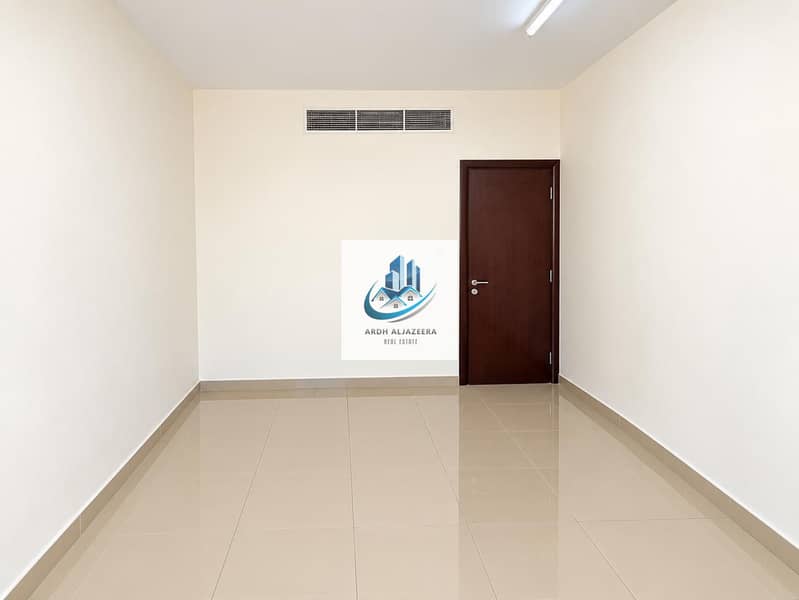 4 5e33809f-d081-44db-a9d3-74bc8ac58079. jpg
