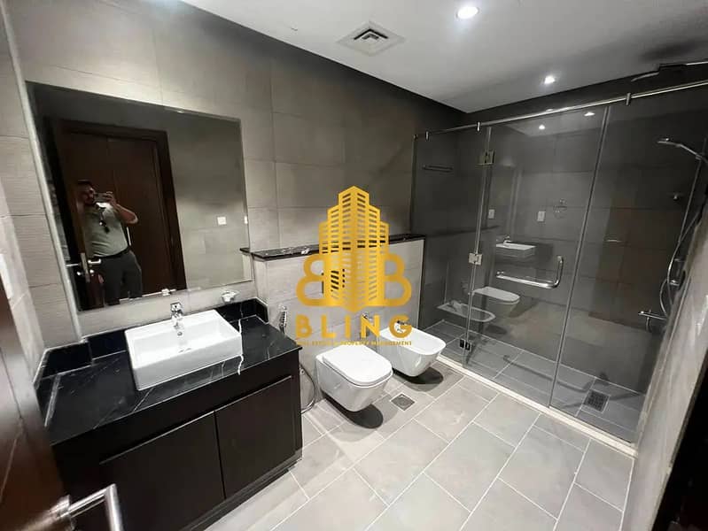 30 859700302-1066x800. webp