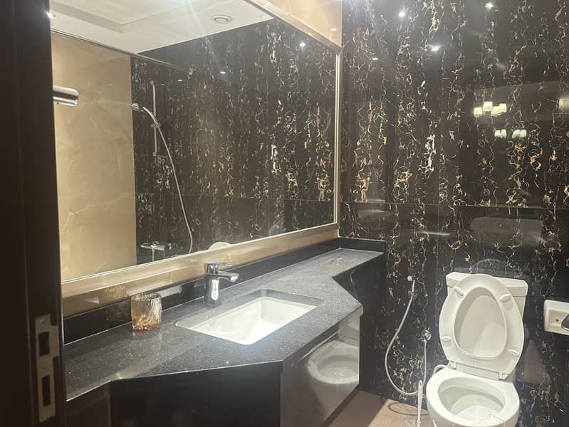 17 1319 Elite Downtown R1 Bedroom Bathroom 2. jpeg
