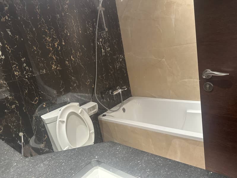 18 1319 Elite Downtown R1 Bedroom Bathroom 1. jpeg
