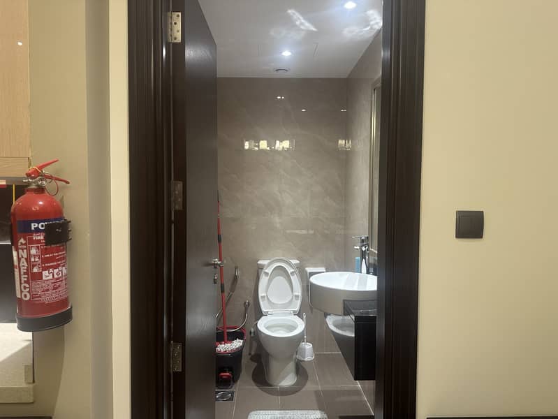 19 1319 Elite Downtown R1 Bathroom 1. jpeg