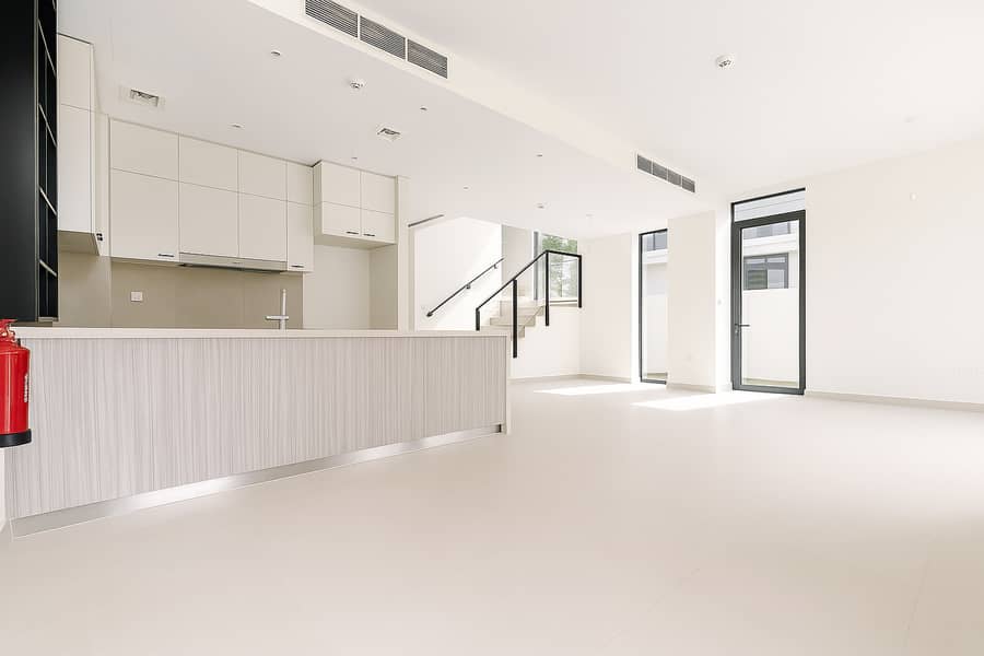 4 20250819_1457_Luxury Real Estate Interior_remix_01k30zf6kjf64apfj2vrv4kw7k. png