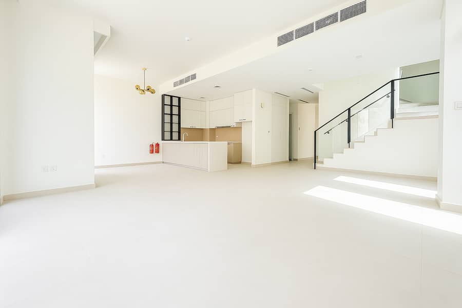 5 20250819_1457_Luxury Real Estate Interior_remix_01k30zfbahfwfrb79b44r9w8y3. png