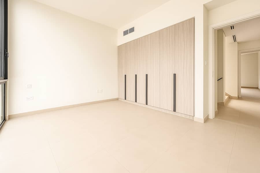 7 20250819_1457_Luxury Real Estate Interior_remix_01k30zfg6be2bs83a786vsmeb6. png