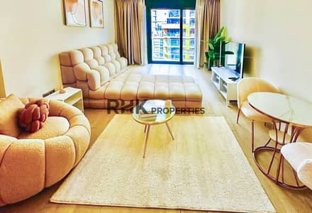 Monolocale in affitto a Meydan, Dubai - Furnished studio apartment for rent in Meydan Dubai with beige boucle sofa, smart TV and balcony access Monolocale in affitto a Meydan, Dubai - Furnished studio apartment for rent in Meydan Dubai with beige boucle sofa, smart TV and balcony access