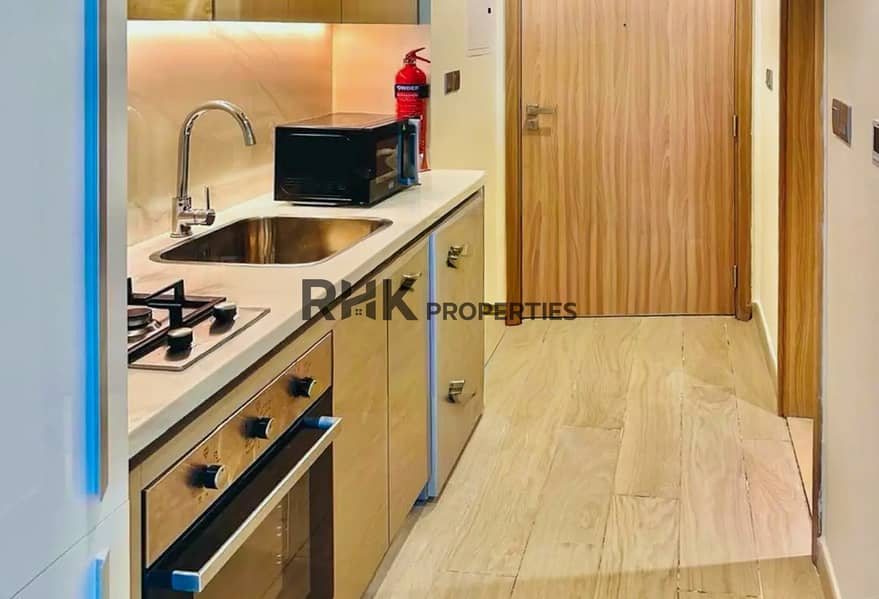6 Fully equipped kitchen with gas hob, oven and microwave in a Meydan Dubai studio apartment