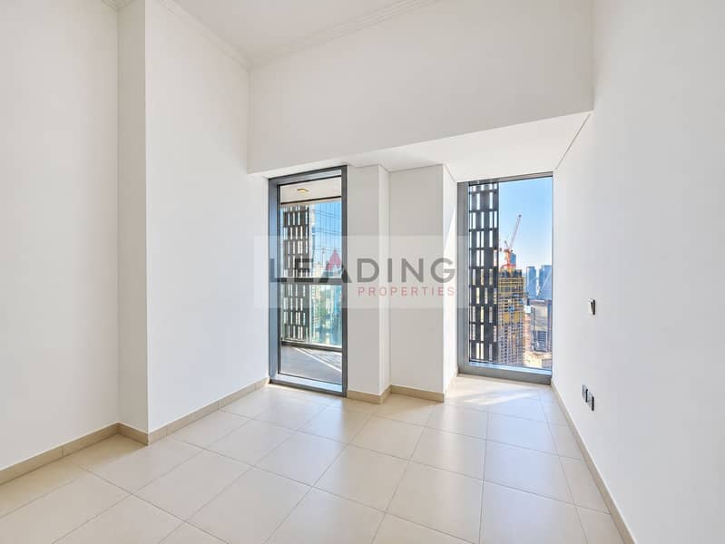 18 Pristine empty room with city views. png