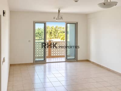 1 Slaapkamer Appartement te Huur in Dubai Waterfront, Dubai - Bright living room with balcony view