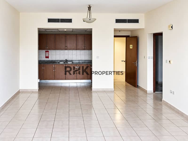 2 Bright living room and kitchen