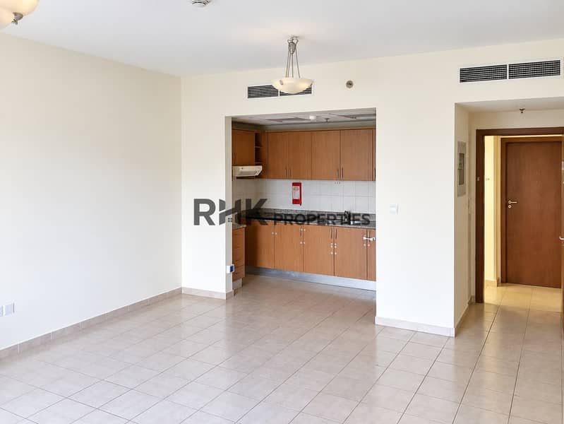 3 Bright open-plan living room and kitchen