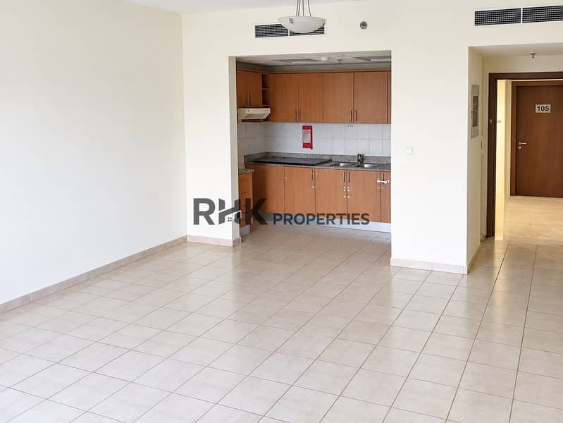 5 Bright living room and kitchen