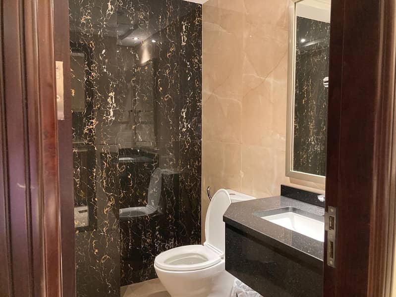 15 815 Elite Downtown R1 Bathroom 3. jpeg