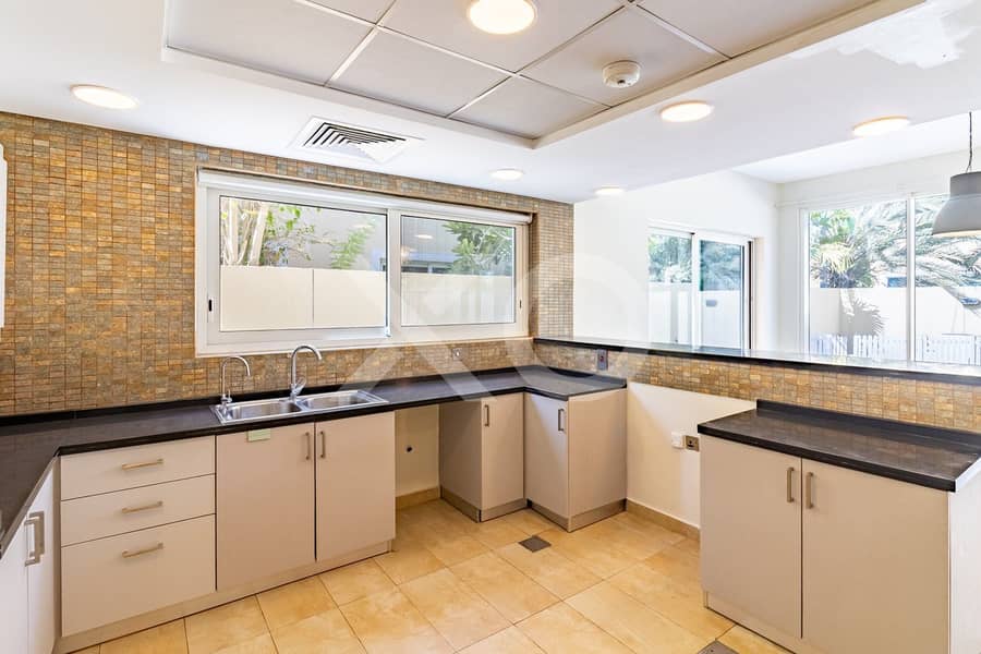 5 Kitchen_1. jpg