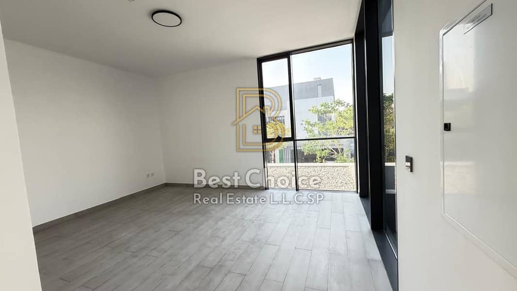10 8f18419d-3343-4cbd-92ec-deebef7ec363. jpg