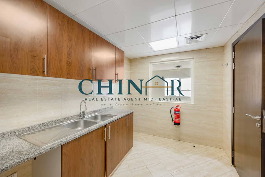 16 Kitchen2. jpg