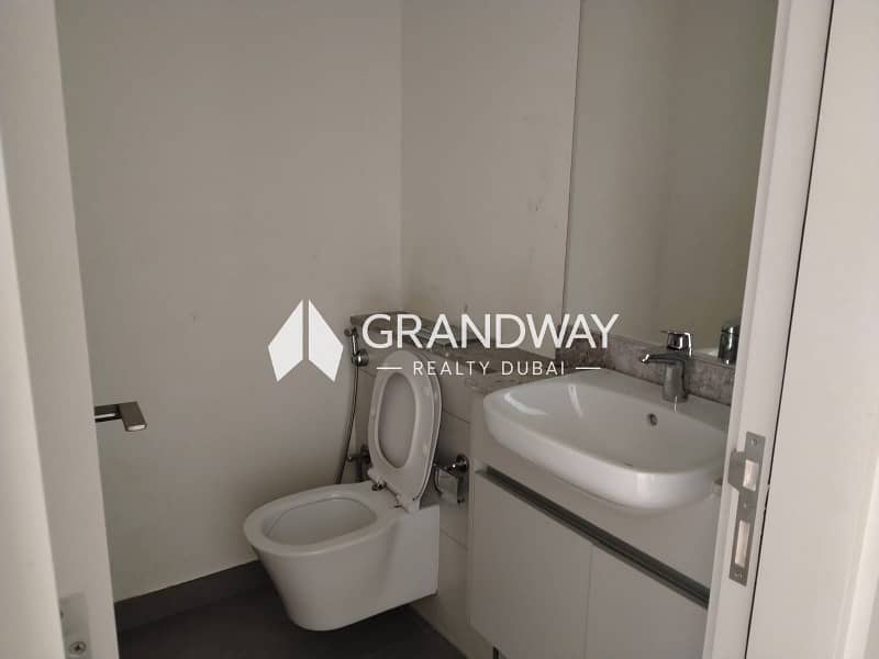 10 Bright Apartment | Spacious Layout | Best Deal — photo 10