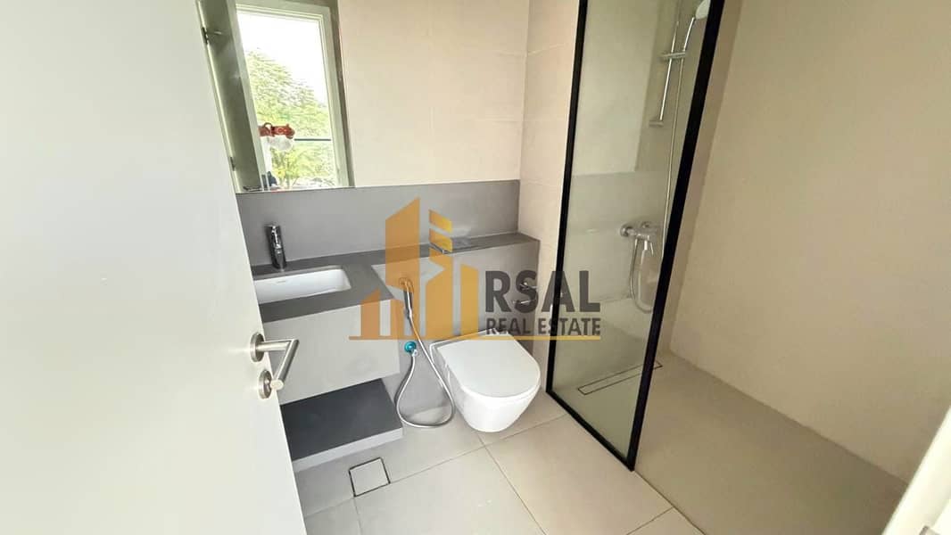 8 ea330ede-6c09-48e9-8010-7cb05ba0da3b. jpg