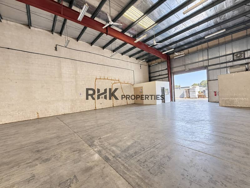 6 Vacant warehouse space featuring a high steel-beam ceiling, open-plan floor and fire-safety provisions.