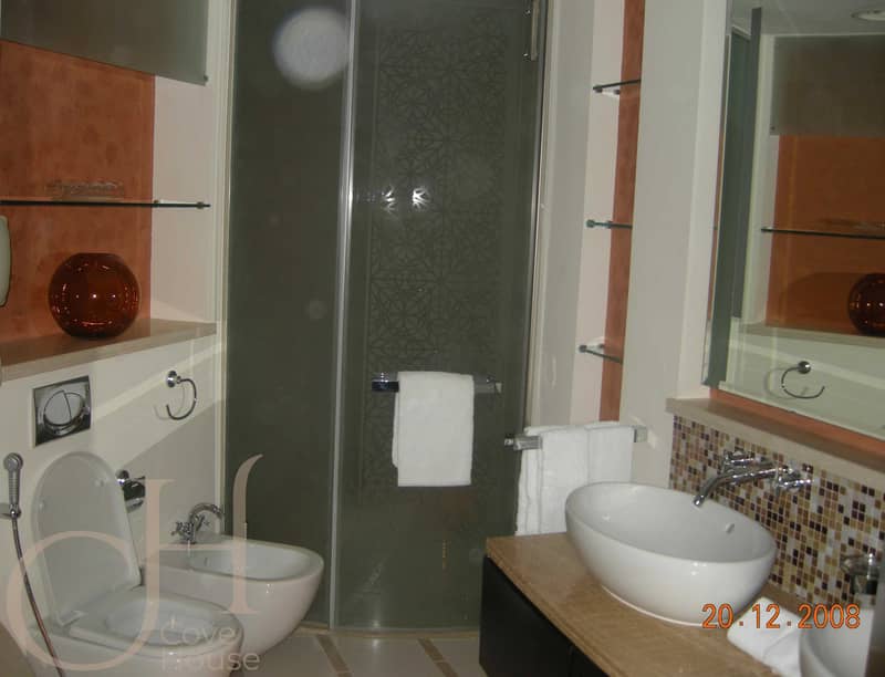 3 Burj Lake Hotel Photo Bathrooms2. jpg