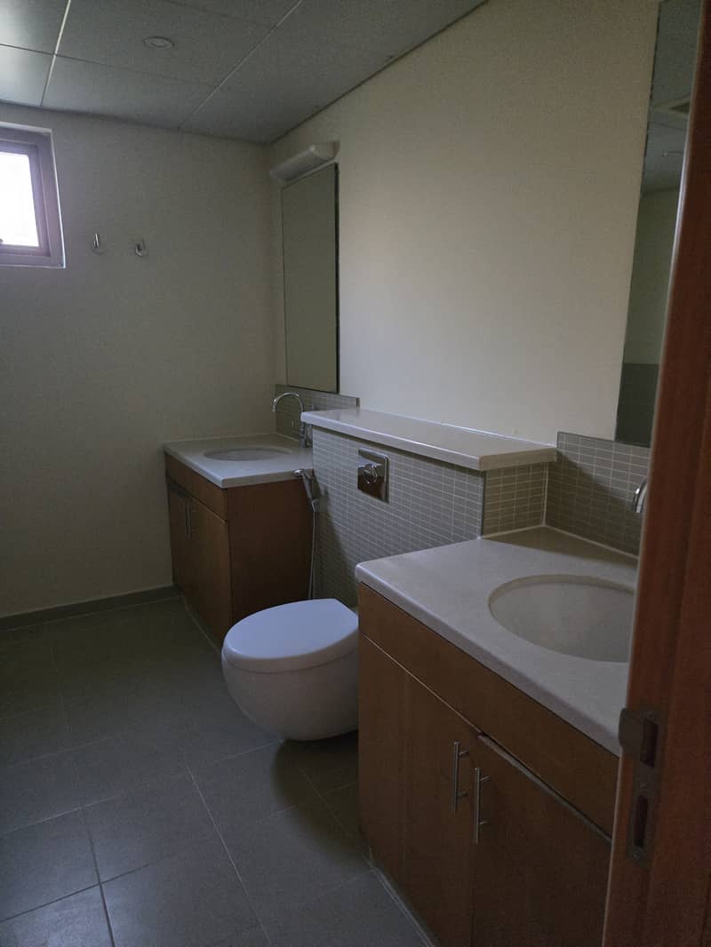 9 master bathroom. jpg