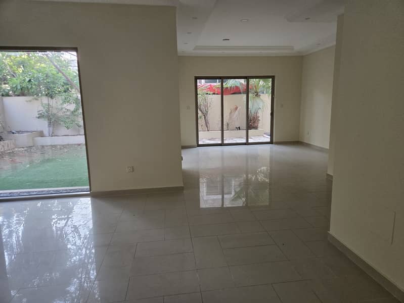 14 living room 1. jpg