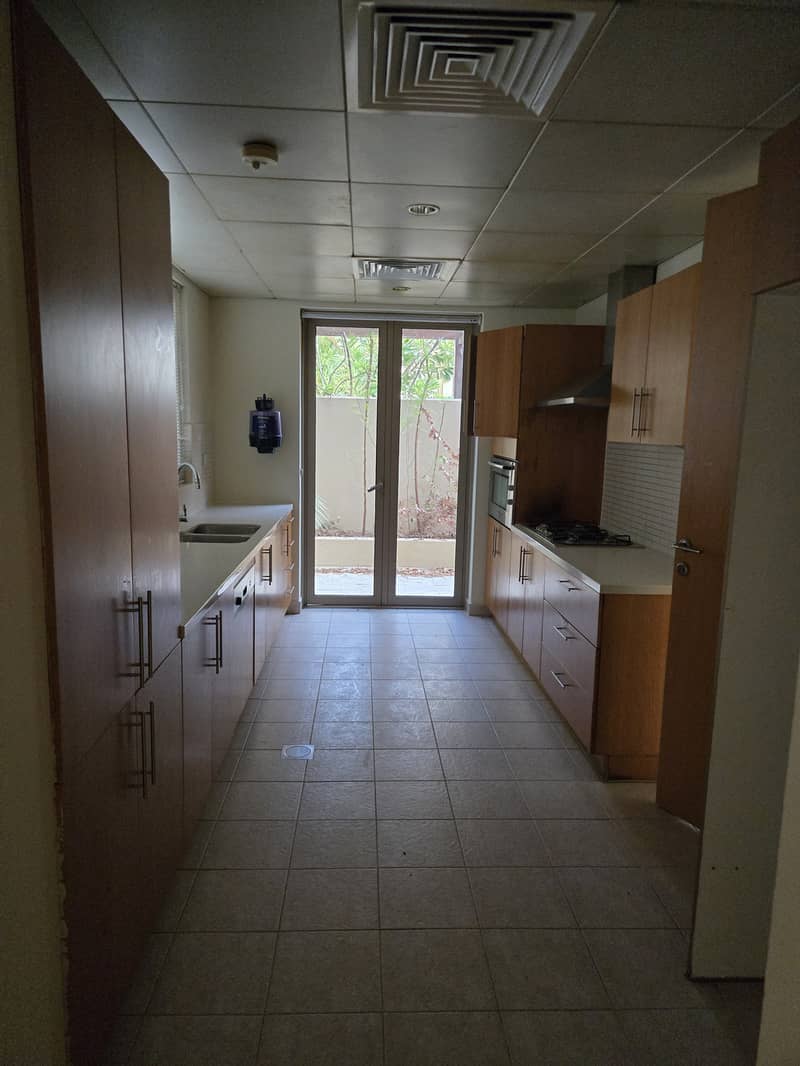 16 kitchen. jpg