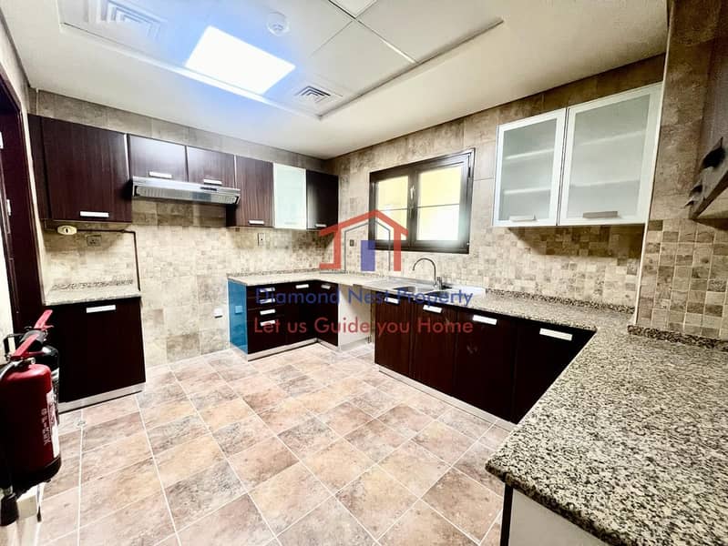 12 Kitchen. jpeg