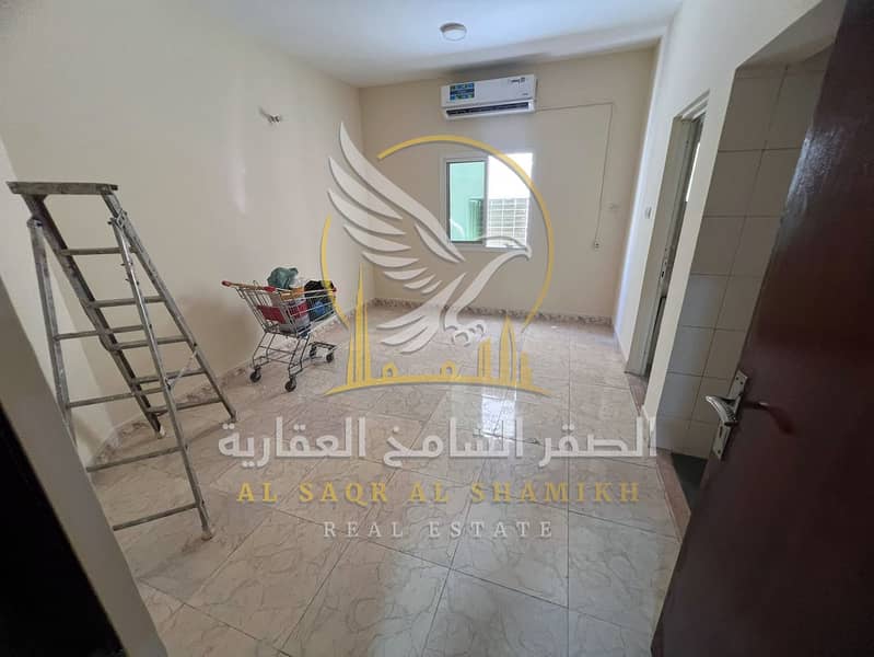 2 استوديو-للا-يجار-0-غرف-النباعة-الشارقة-صالة-re-0001-02. jpg