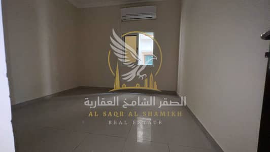 شقة 1 غرفة نوم للايجار في النباعة، الشارقة - apartment-for-rent-1-bedroom-alqlyaa-alsharqa-living-room-06. jpg