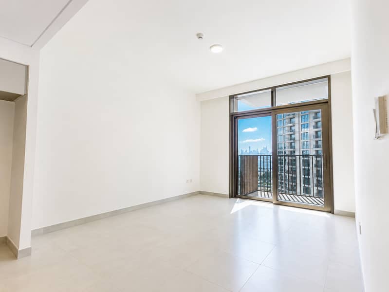 2 Empty room with balcony. jpg